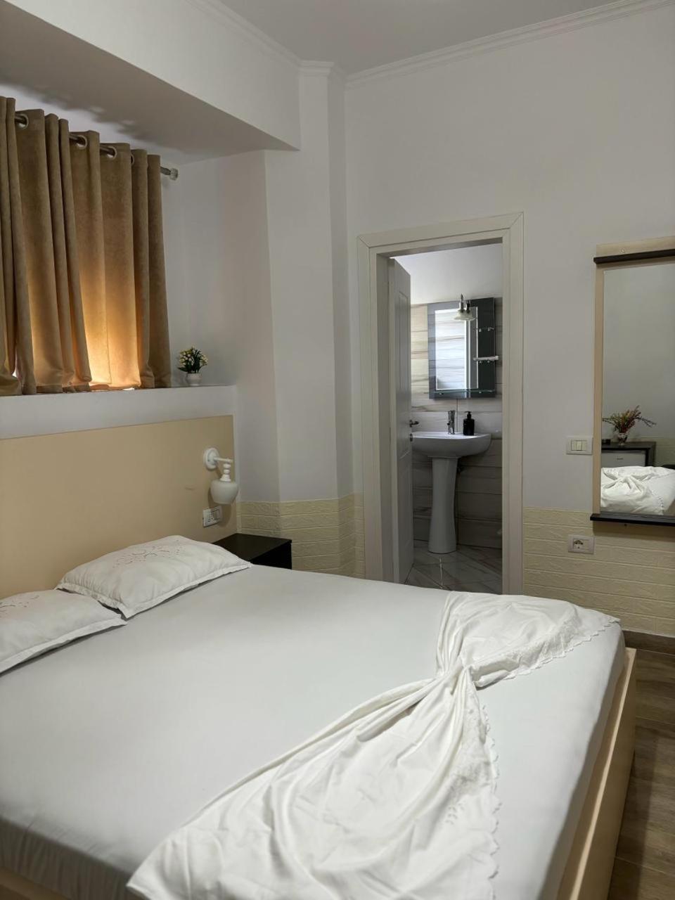 Guest House Adi Hoxha ベラト エクステリア 写真
